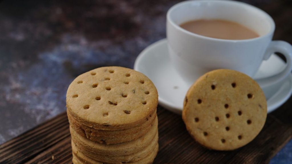 final ready karak tea with cookies